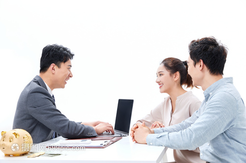 青年夫妻咨詢理財顧問做投資